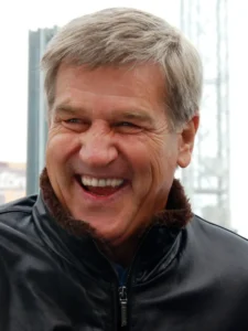 Bobby_Orr_2010_WinterCl_3x4a-850x1134